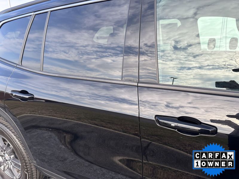 Used 2025 GMC Acadia FWD ElevationImage 5