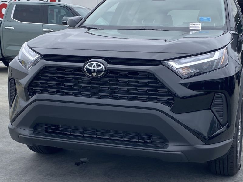 2025 Toyota RAV4 XLEImage 7