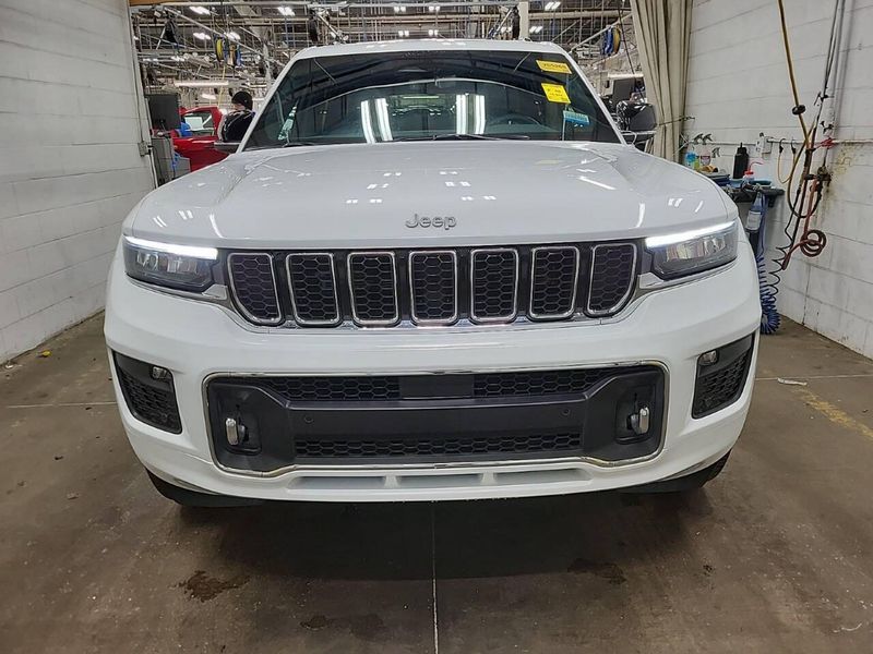 Used 2025 Jeep Grand Cherokee L Overland 4x4 4dr SUVImage 3