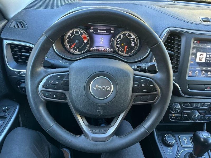 2022 Jeep Cherokee Latitude Lux photo 2