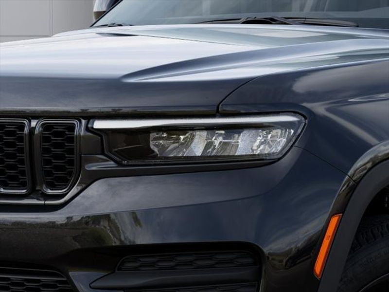 2025 Jeep Grand Cherokee Laredo Altitude photo 3