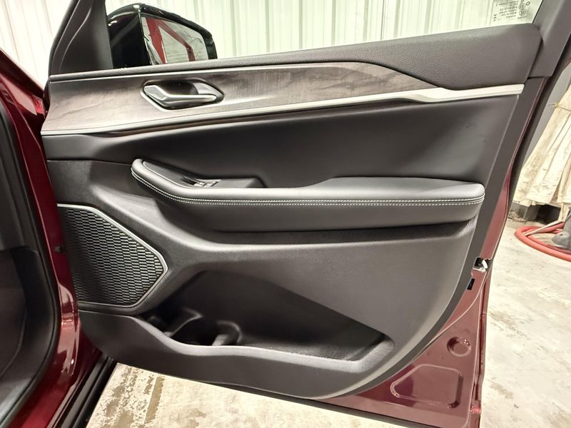 New 2026 Jeep Grand Cherokee L Limited 4x4Image 14