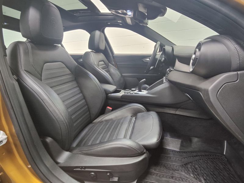 2022 Alfa Romeo Giulia Veloce Premium AWD w/Activ AsstImage 5