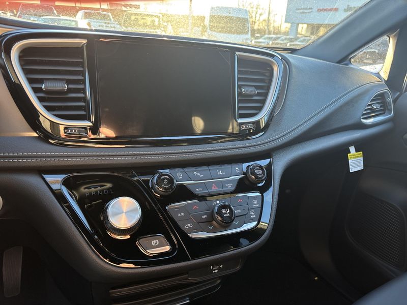 New 2026 Chrysler Pacifica SelectImage 29