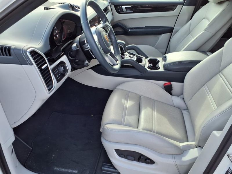 2022 Porsche Cayenne Coupe BaseImage 7