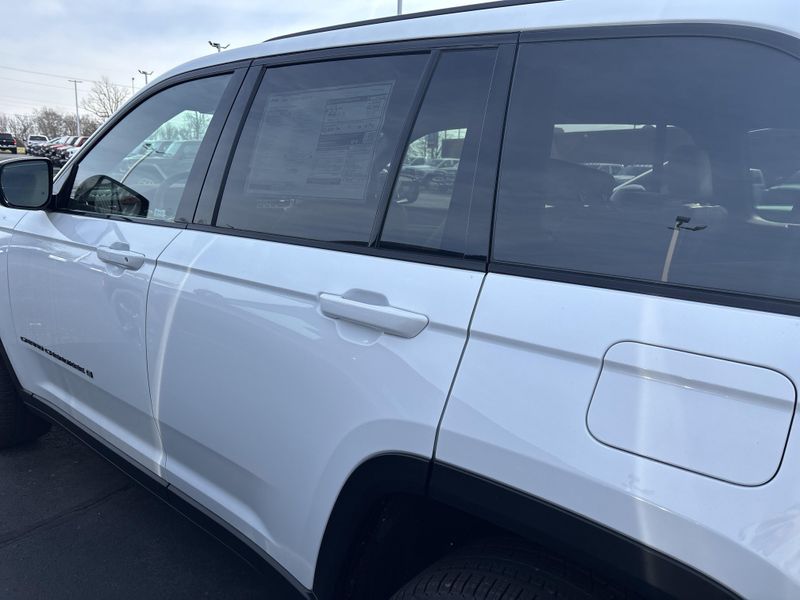 New 2025 Jeep Grand Cherokee Limited 4x4Image 12