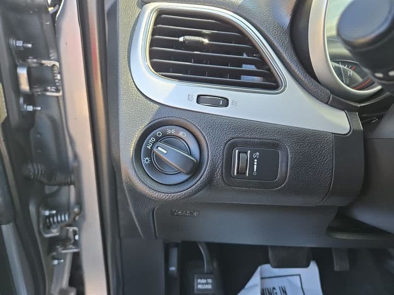 2016 Dodge Journey SE in a Billet Silver Metallic Clear Coat exterior color and Blackinterior. Dave Warren Chrysler Dodge Jeep Ram (716) 708-1207 davewarrenchryslerdodgejeepram.com 