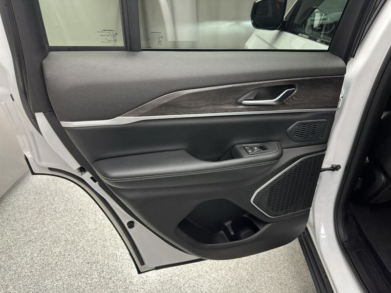 Used 2023 Jeep Grand Cherokee LimitedImage 13
