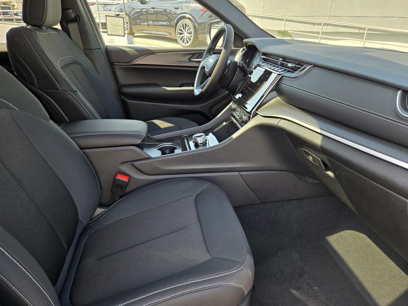 New 2026 Jeep Grand Cherokee Laredo X 4x2
