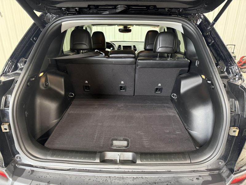 Used 2023 Jeep Cherokee Altitude LuxImage 5