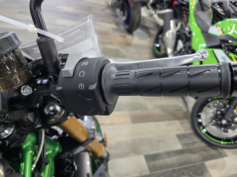 New 2025 Kawasaki Z900 SE ABS METALLIC MATTE GRAPHITE GRAY AND EBONY AND METALLIC GRAPHITE GRAY Image 13