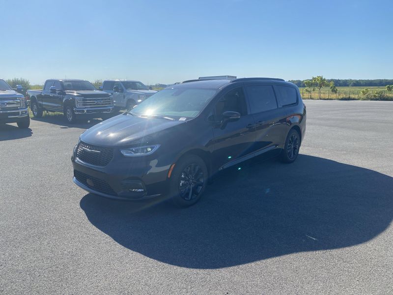 2025 Chrysler Pacifica photo 3