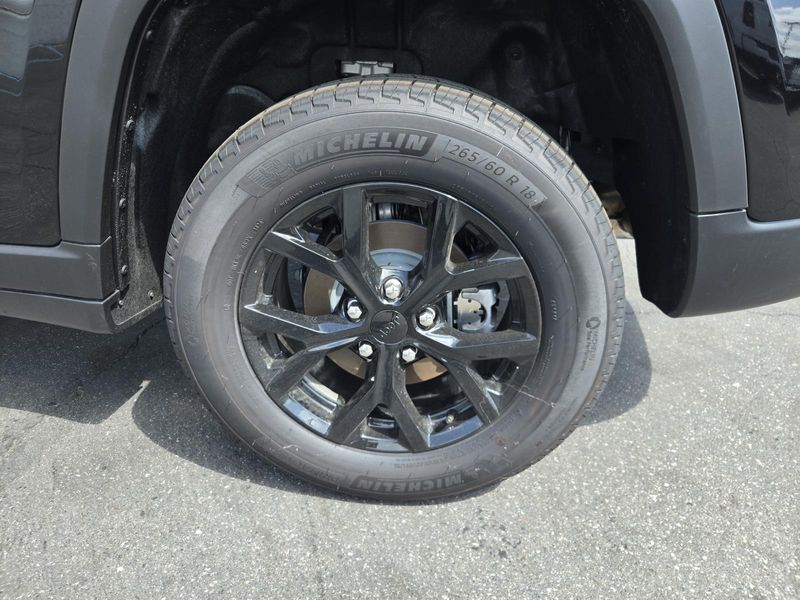 New 2026 Jeep Grand Cherokee Laredo Altitude 4x2