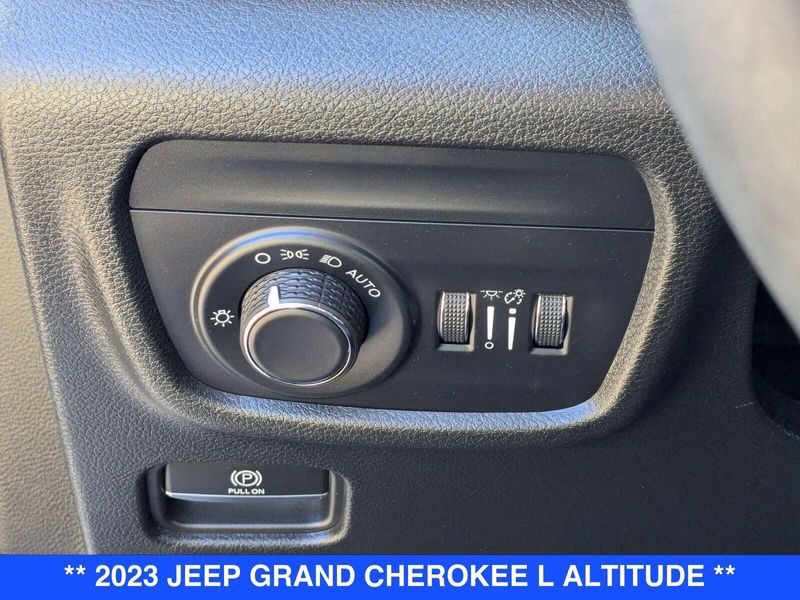 2023 Jeep Grand Cherokee Altitude photo 13
