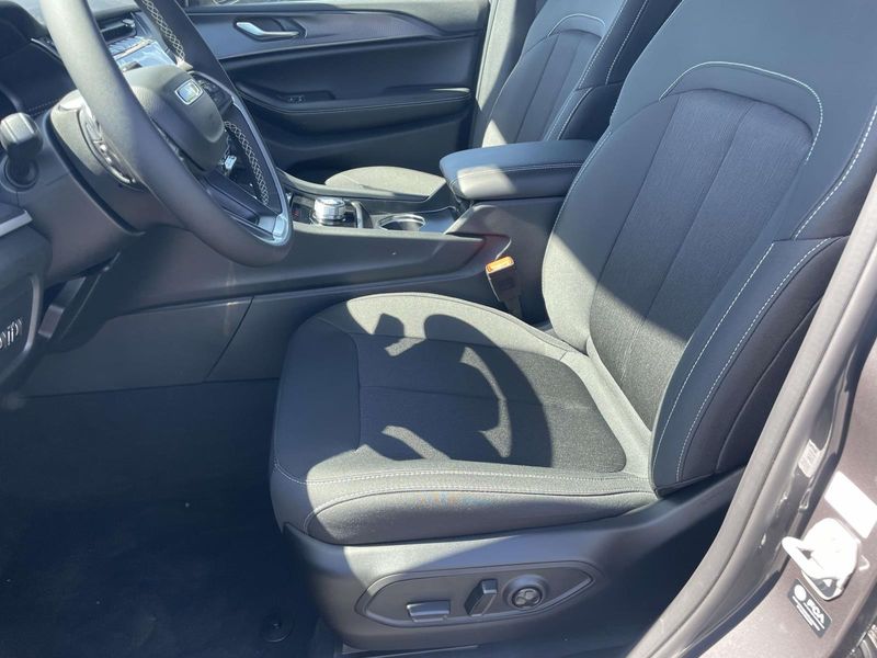 New 2026 Jeep Grand Cherokee L Laredo 4x2