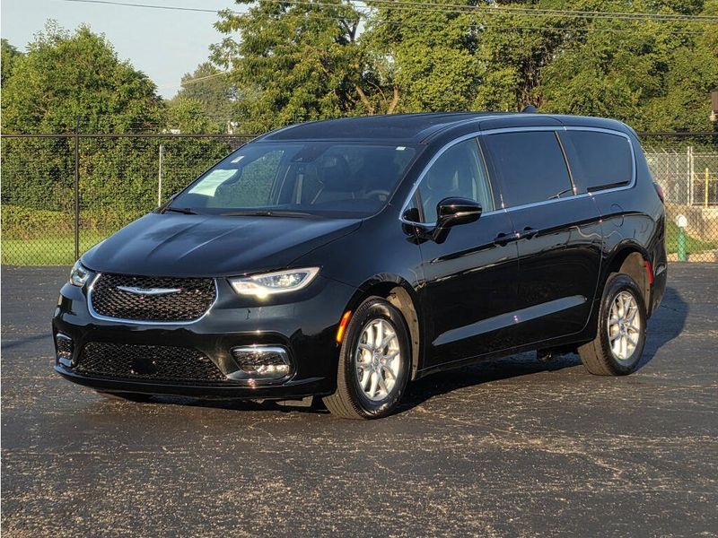 Used 2025 Chrysler Pacifica Select