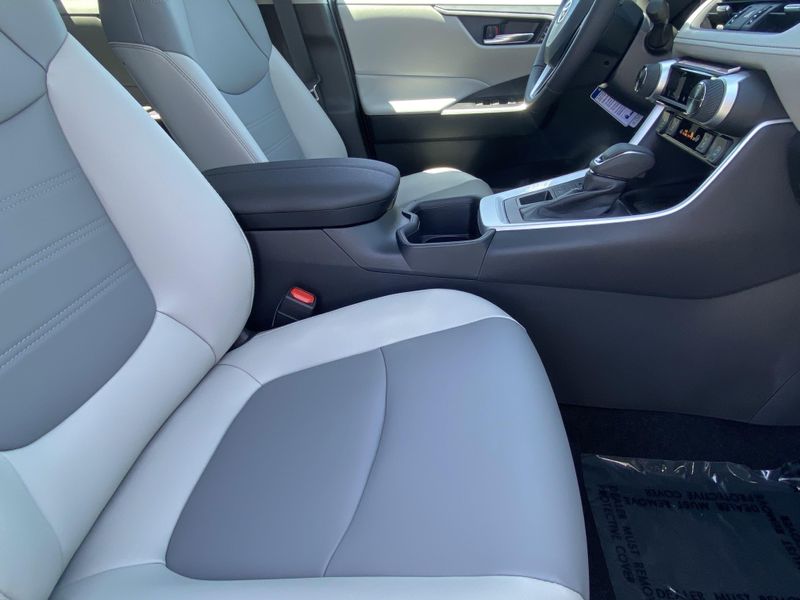 2025 Toyota RAV4 XLE PremiumImage 10