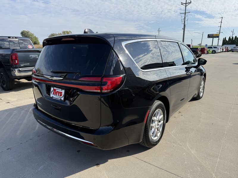 Used 2026 Chrysler Pacifica SelectImage 35
