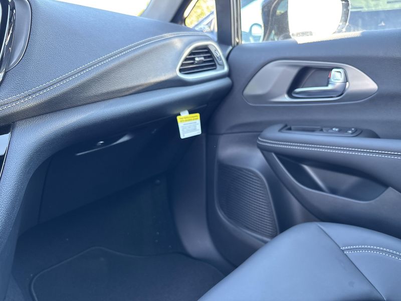 New 2026 Chrysler Pacifica SelectImage 34