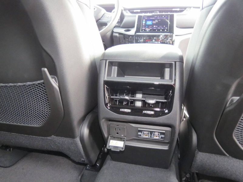 Used 2025 Jeep Grand Cherokee Altitude 4x4 4dr SUVImage 11