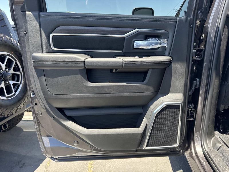New 2026 RAM 2500 Laramie Crew Cab 4x4 8' Box