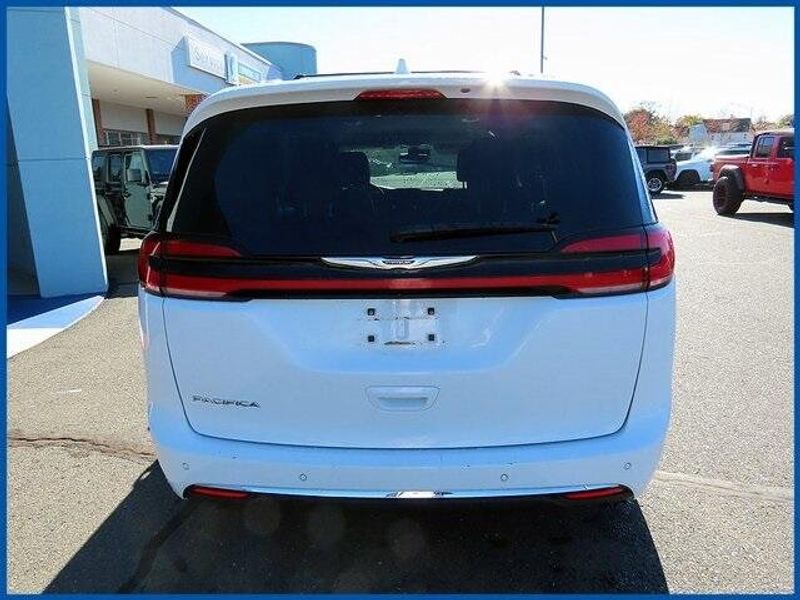 2022 Chrysler Pacifica Touring LImage 6