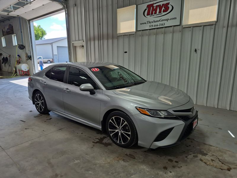 2019 Toyota Camry SEImage 3