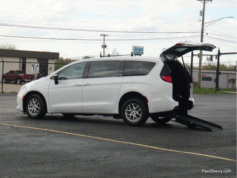 2025 Chrysler Voyager LXImage 8