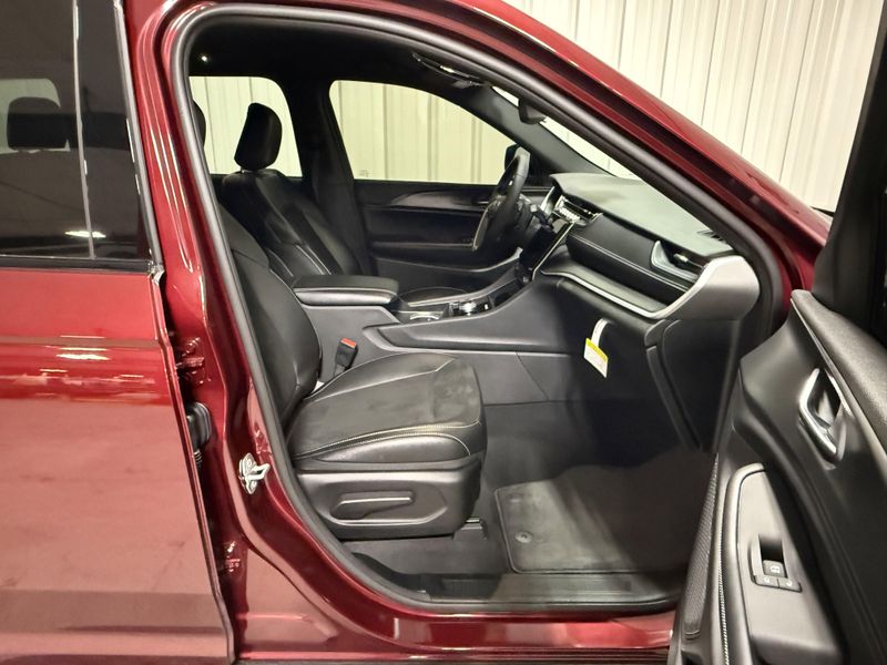 Used 2024 Jeep Grand Cherokee AltitudeImage 13