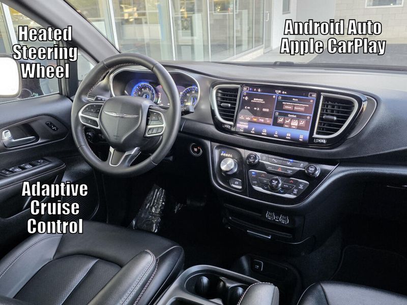 Used 2025 Chrysler Pacifica Select