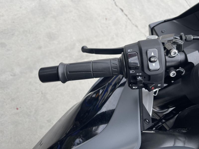 2025 Kawasaki NINJA ZX-6R ABS Image 8