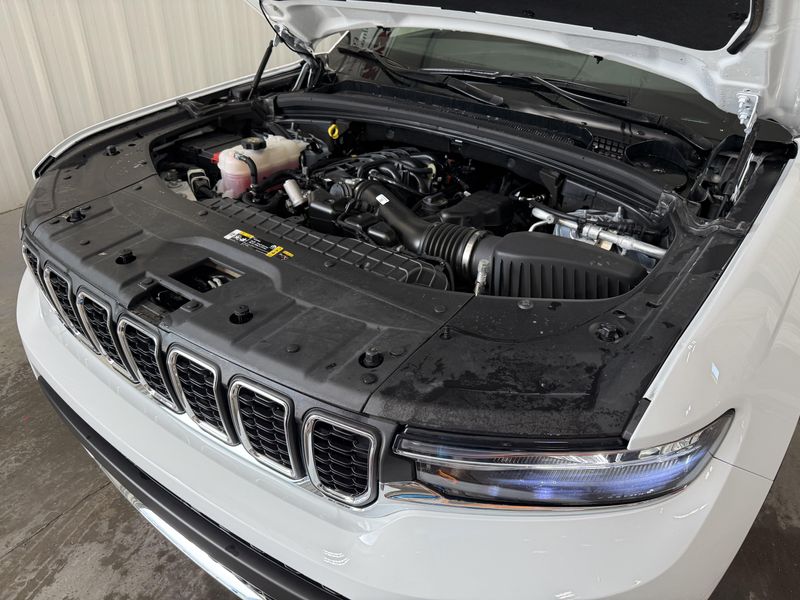 Used 2025 Jeep Grand Cherokee L LaredoImage 17