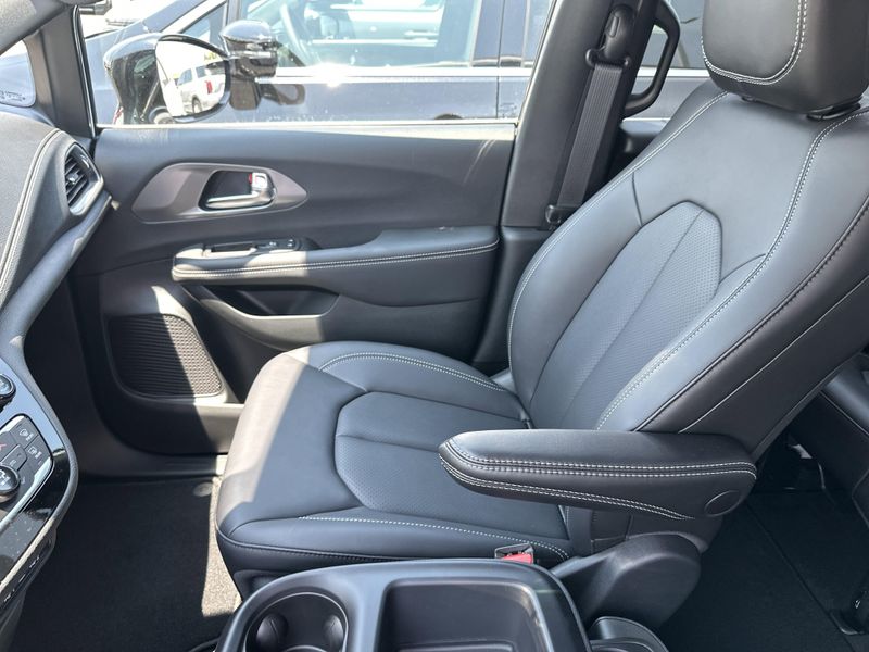 New 2025 Chrysler Pacifica SelectImage 24