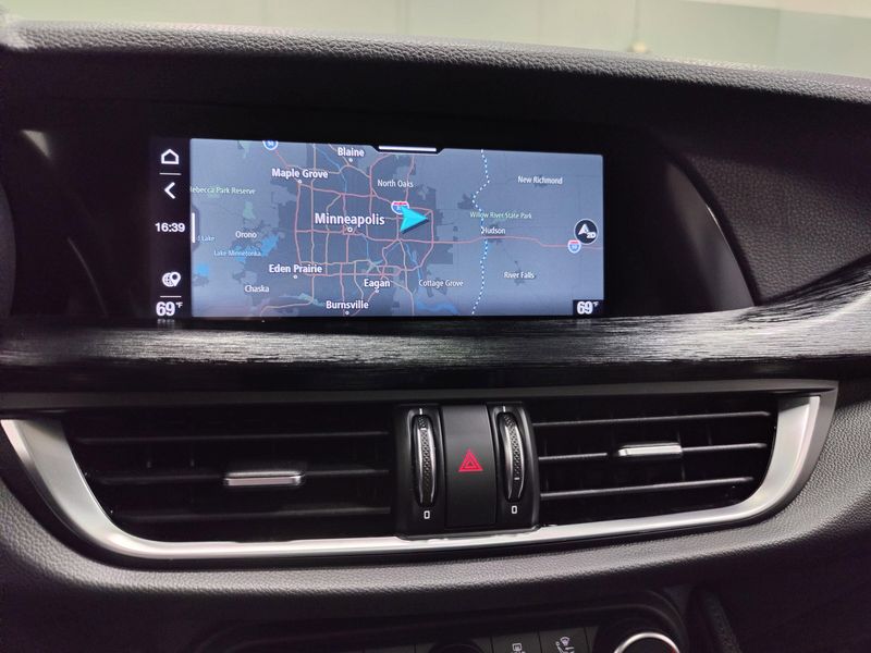 2024 Alfa Romeo Stelvio Sprint Q4 AWD w/SunroofImage 8