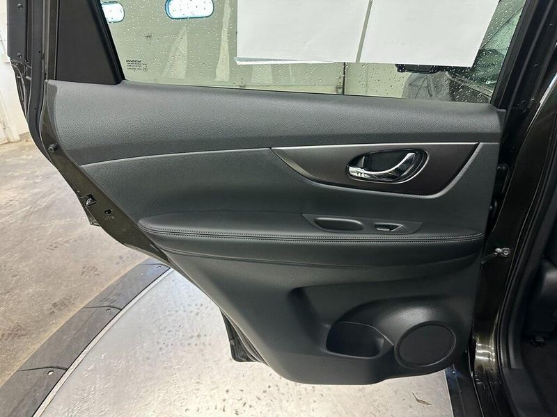 2016 Nissan Rogue SVImage 23