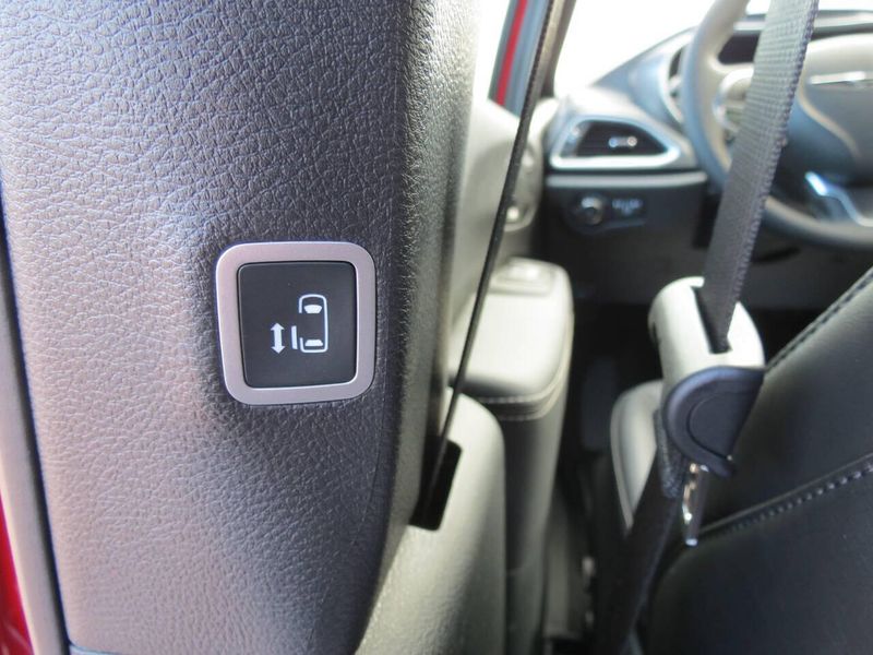 New 2026 Chrysler Pacifica SelectImage 27