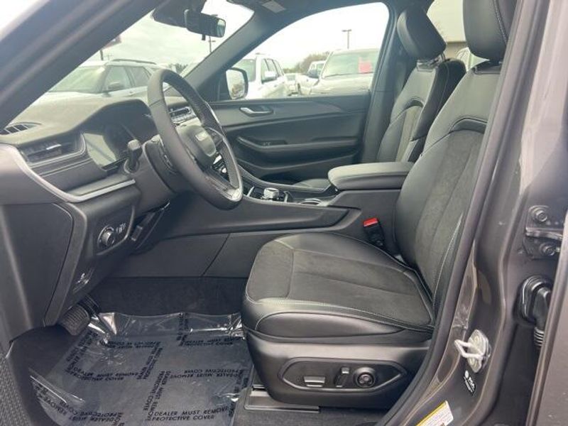 2025 Jeep Grand Cherokee L Altitude X 4x4Image 11