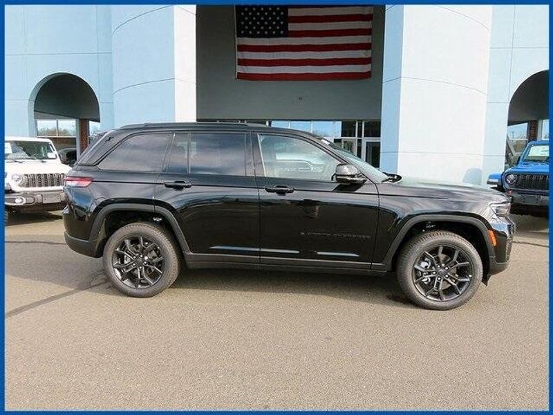 2025 Jeep Grand Cherokee Limited photo 2