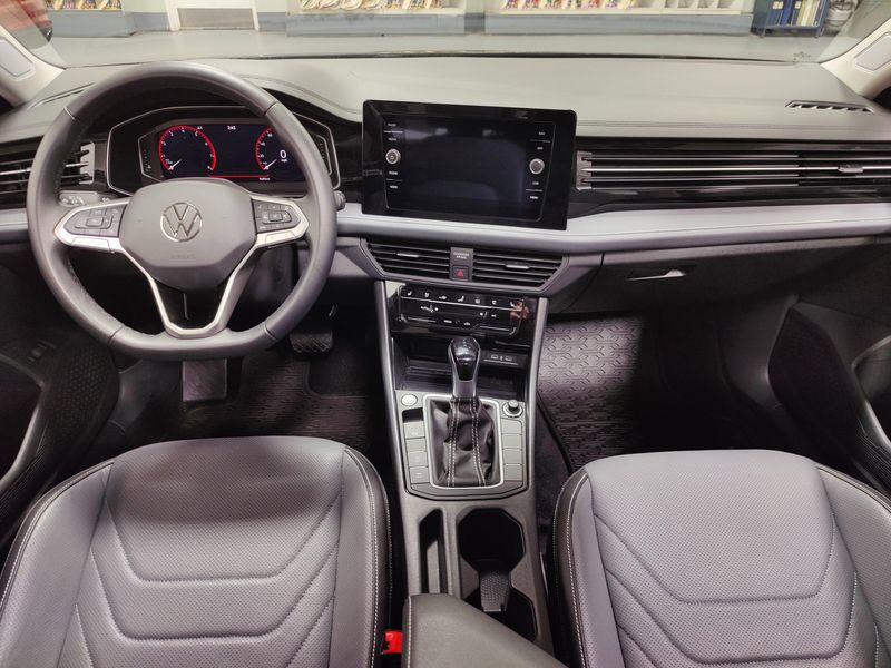 Used 2025 Volkswagen Jetta SEL w/Sunroof & NavigationImage 18