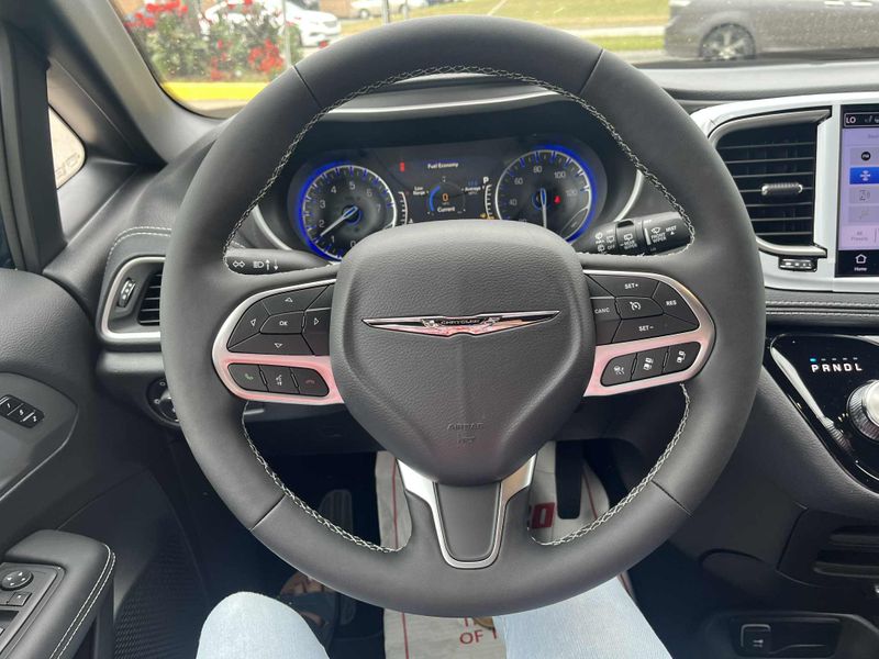 New 2025 Chrysler Pacifica SelectImage 16