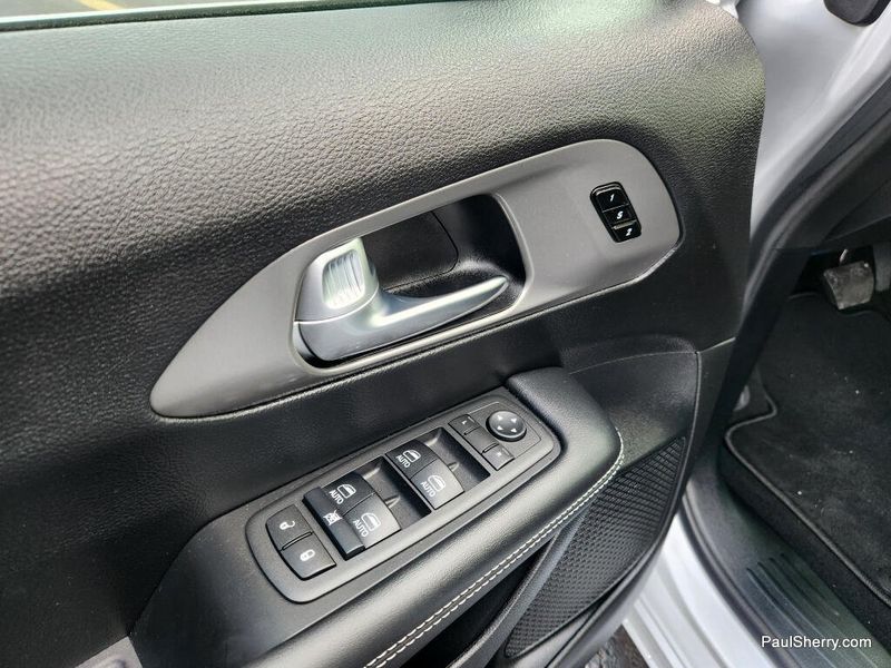 New 2026 Chrysler Pacifica Select