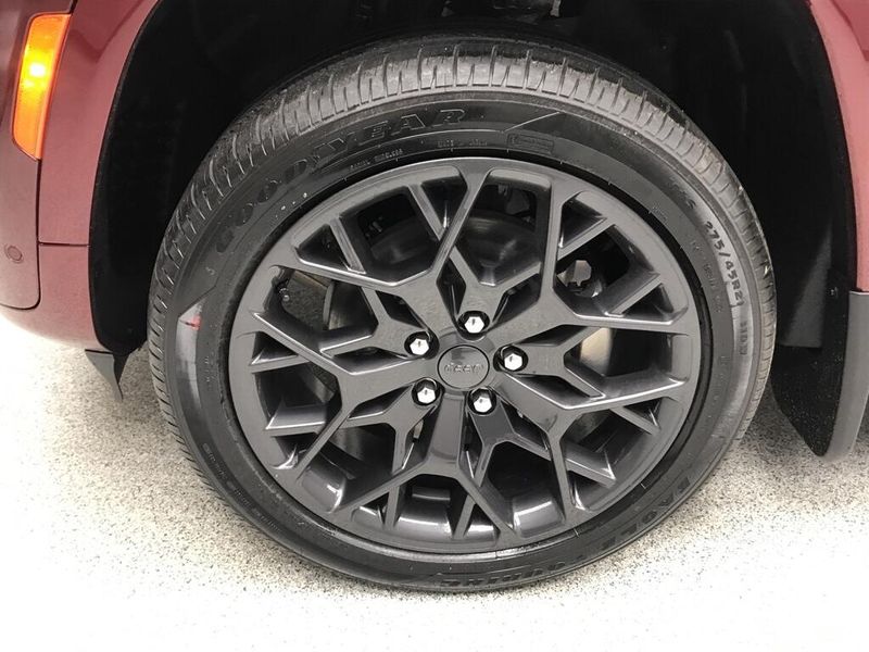 New 2026 Jeep Grand Cherokee L Summit 4x4Image 2