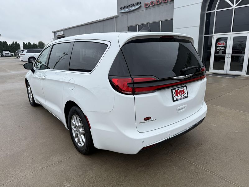 Used 2024 Chrysler Pacifica Touring LImage 37