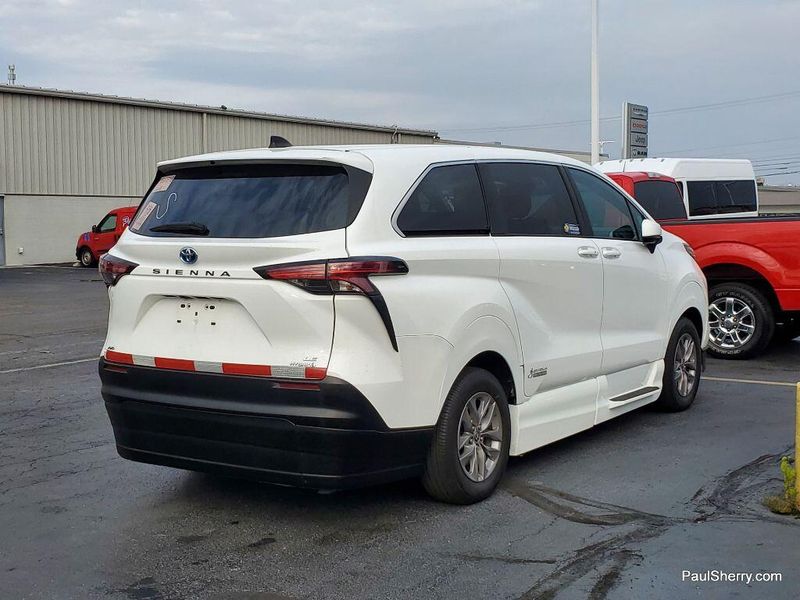 2022 Toyota Sienna LEImage 3