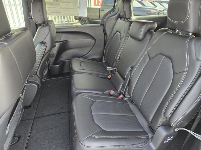 New 2026 Chrysler Pacifica Select FWD