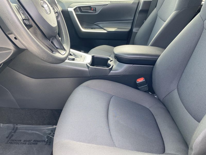 2022 Toyota RAV4 LEImage 18