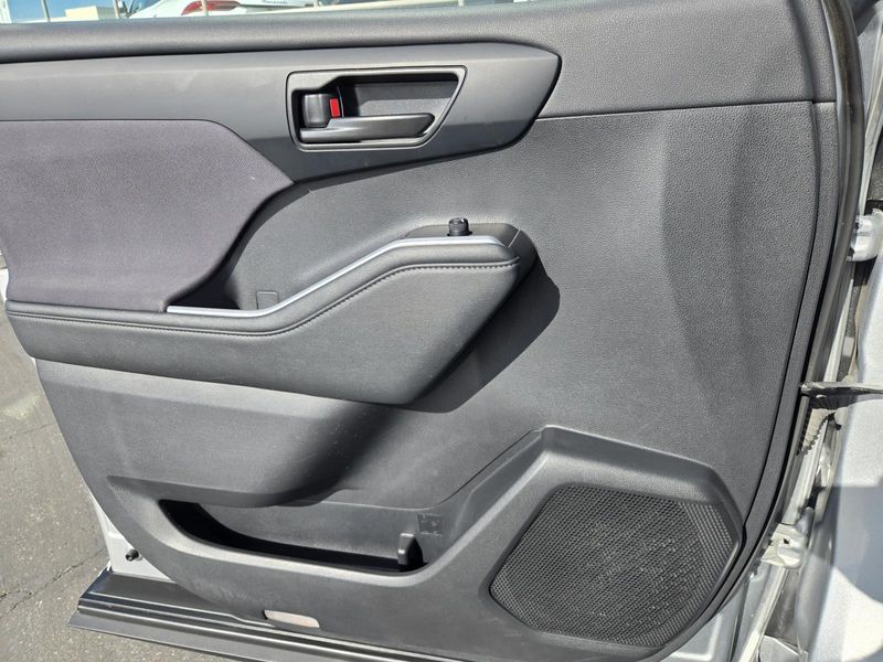 Used 2024 Toyota Highlander LE FWD (Natl)