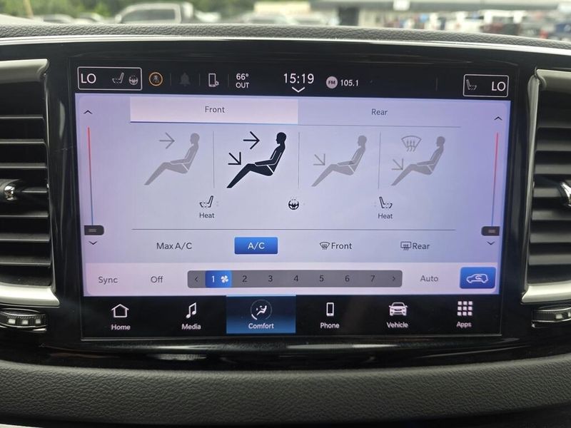2023 Chrysler Pacifica Touring L photo 17