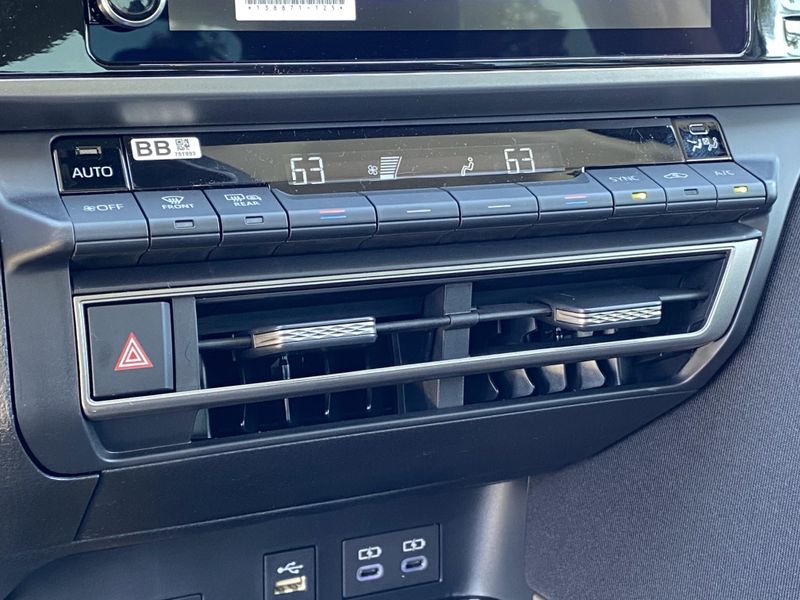 2025 Toyota Camry LEImage 17