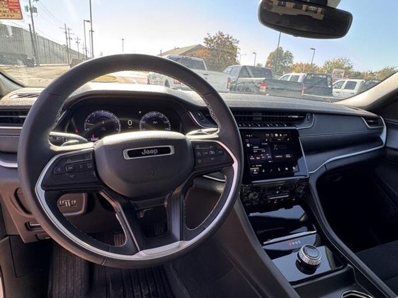 Used 2024 Jeep Grand Cherokee L Altitude XImage 10